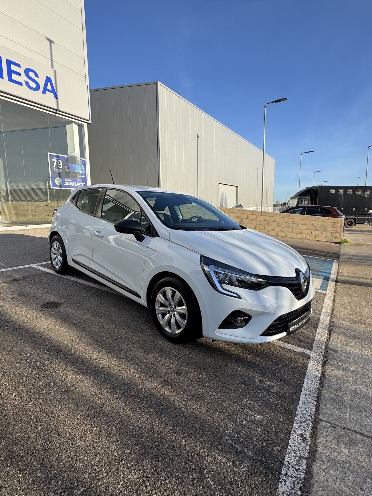 
								RENAULT CLIO full									